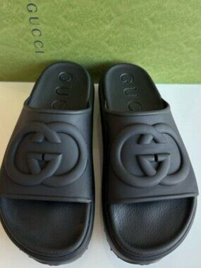 Gucci women’s platform slide with interlocking G